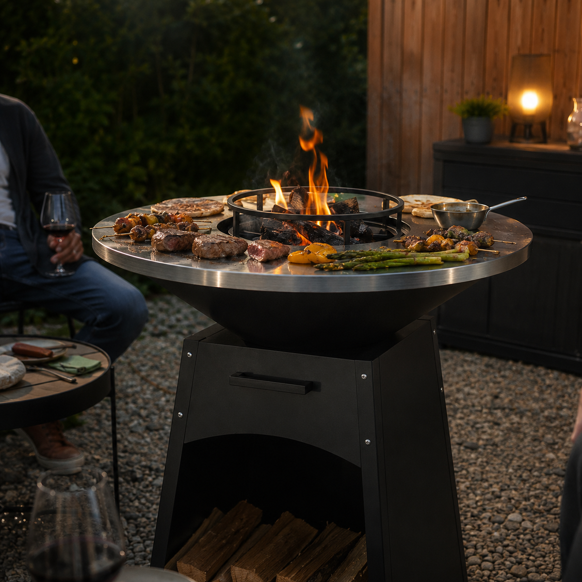 Brasero d’extérieur Atelier Braise en acier Corten avec barbecue intégré